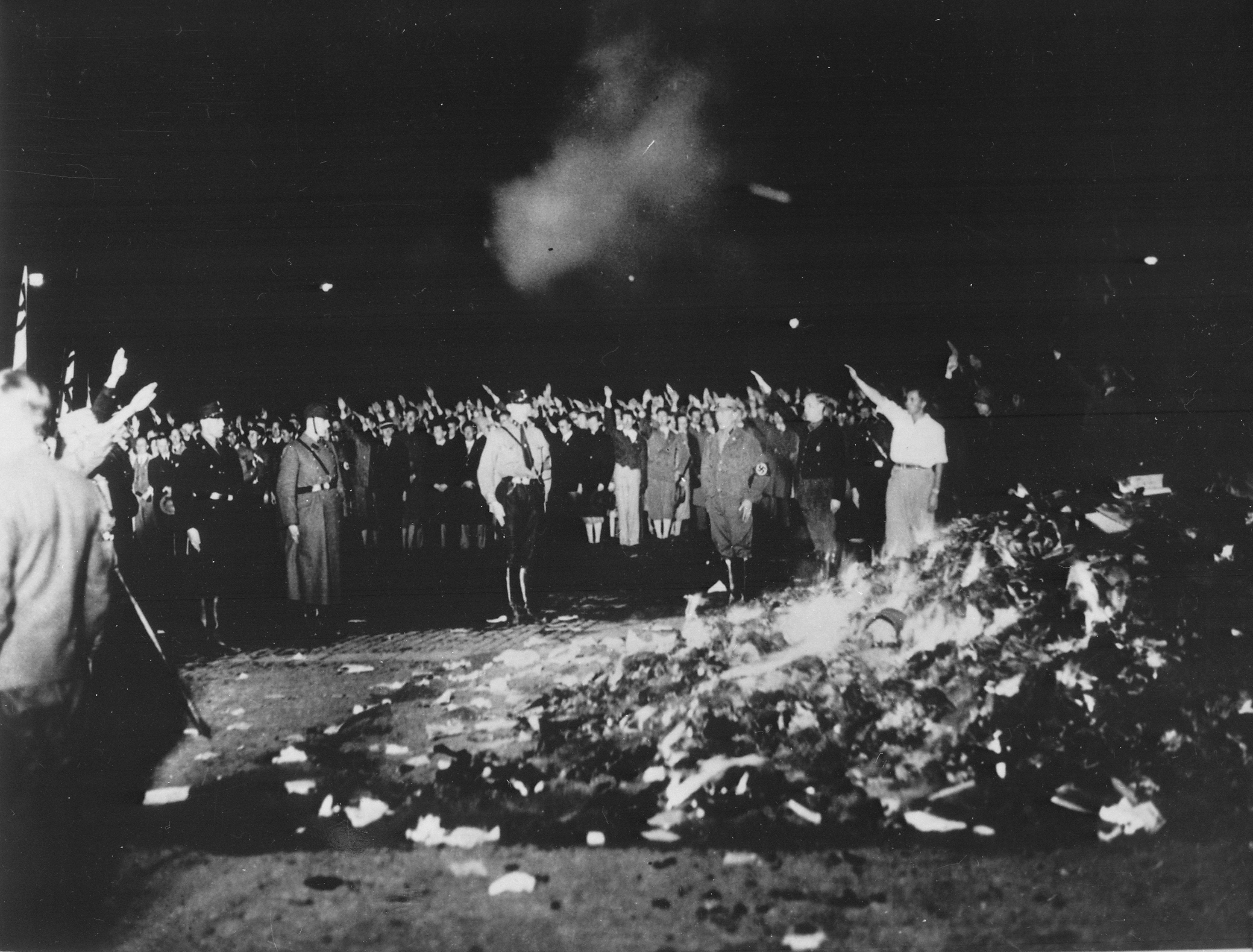 Deutsche Studenten verbrennen am 10. Mai 1933 eingesammelte, sog. "undeutsche" Schriften und Bücher öffentlich auf der zentralen Prachtstraße "Unter den Linden" in Berlin